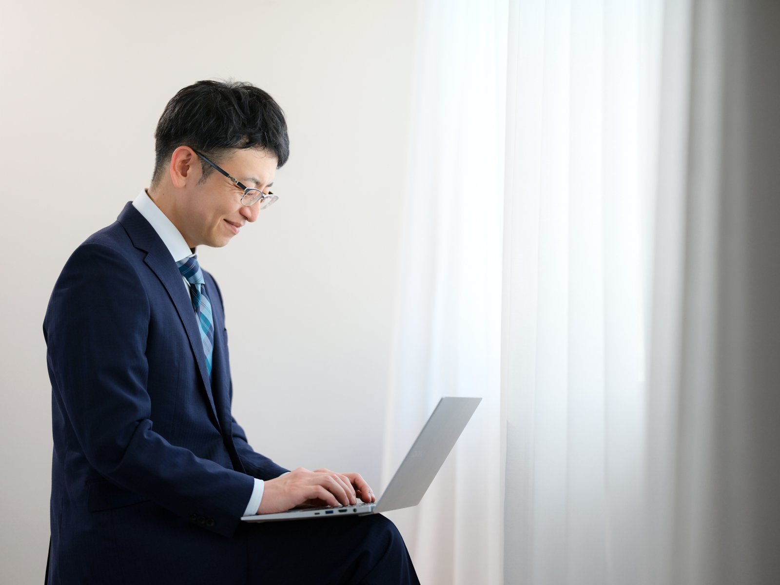 ノートパソコンに向かう本田恭一